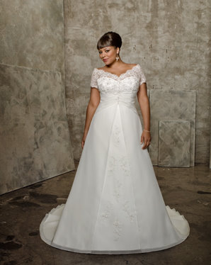 wedding dress for plus size hourglass figure